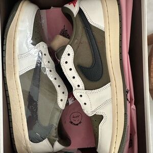 BRAND NEW
Jordan 1 Low Travis Scott Medium Olive